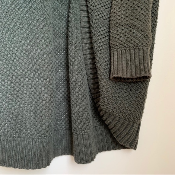 🖤2/$15 Gap Knit Sweater - Picture 3 of 4